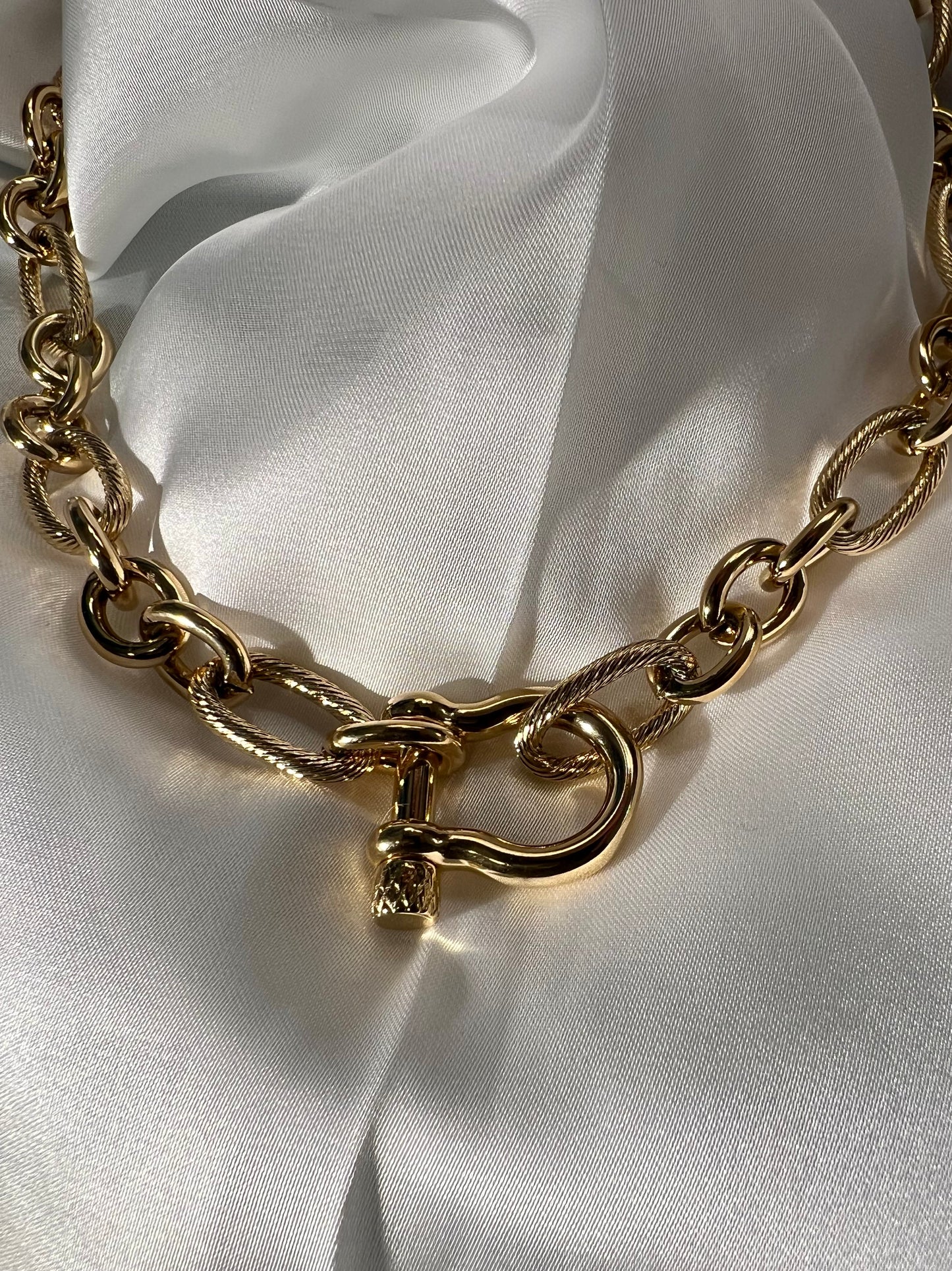 Le collier bouclé