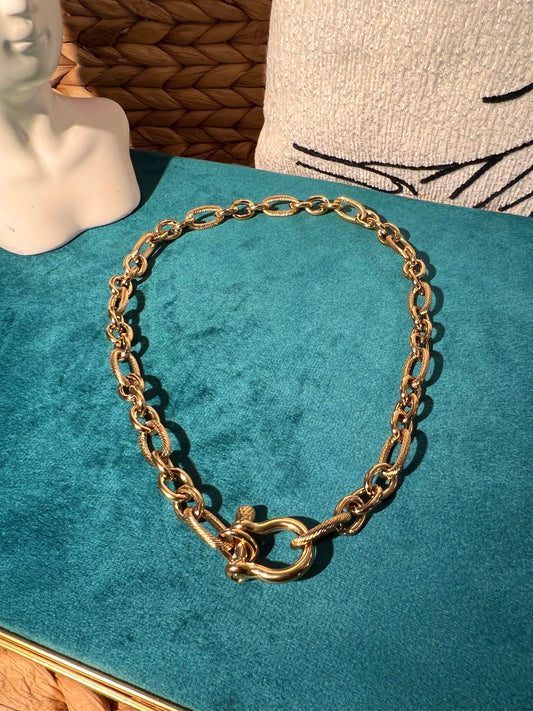 Le collier bouclé